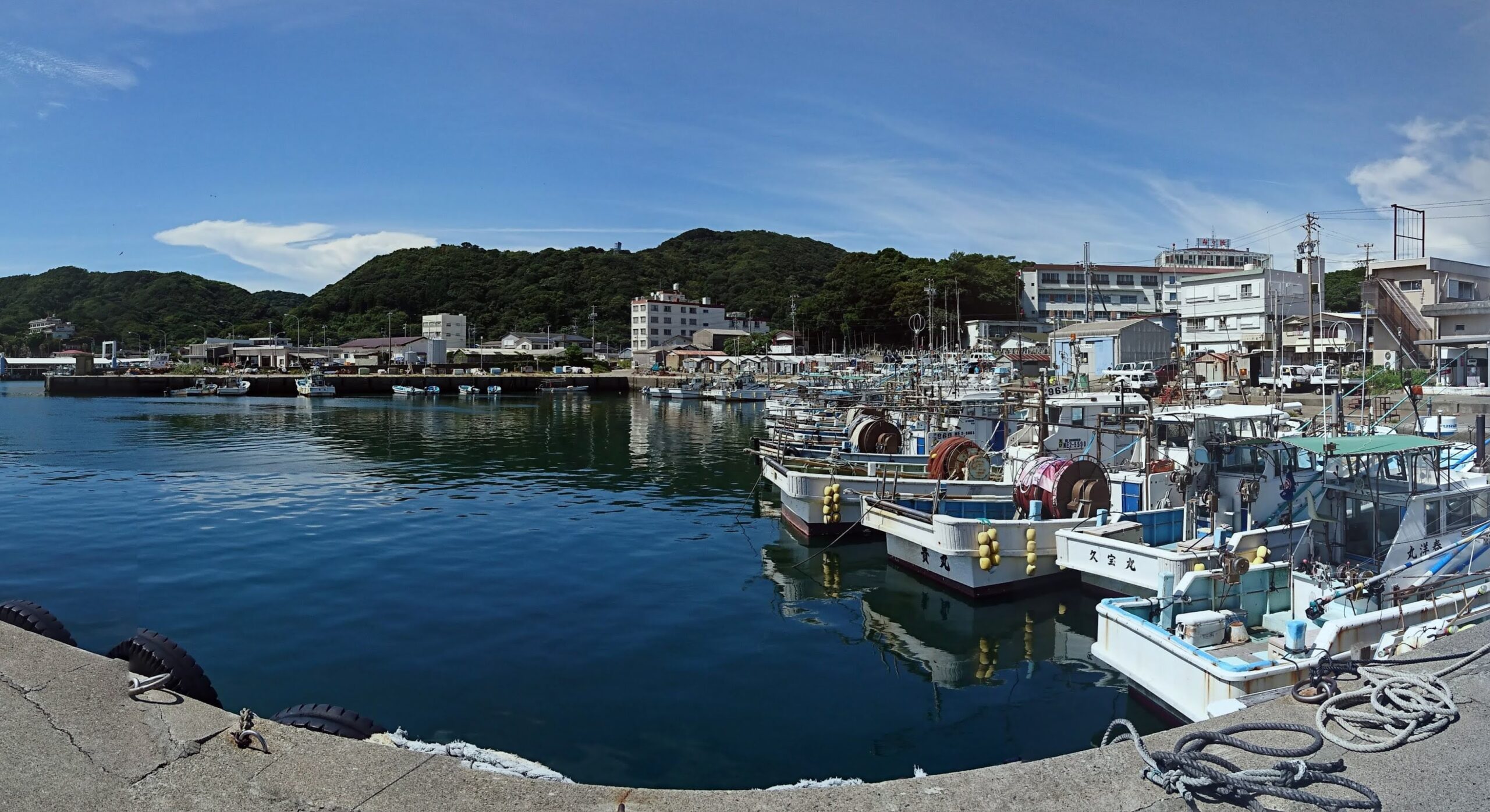 答志島和具漁港の風景・青い海に漁船が並ぶ