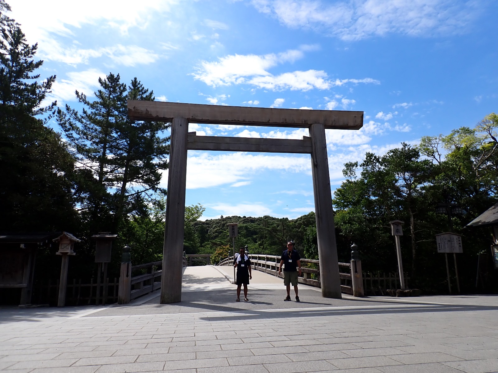宇治橋前の鳥居の前に立つ研修生